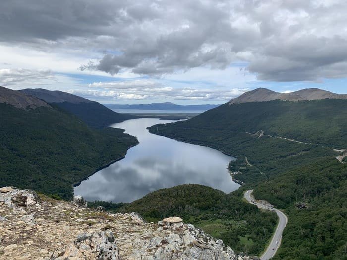 Vista aérea del Lago Escondido rodeado de montañas