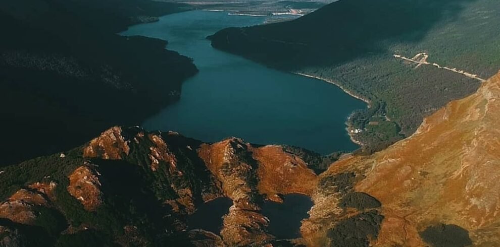 Vista aérea de las Lagunas Gemelas en Ushuaia, alcanzadas mediante un trekking desde el Paso Garibaldi, con el Lago Escondido y el Lago Fagnano de fondo.