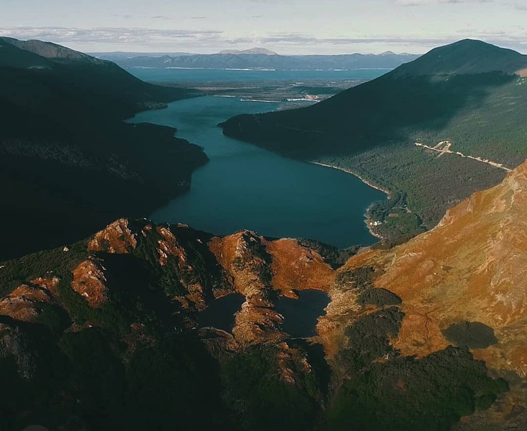 Vista aérea de las Lagunas Gemelas en Ushuaia, alcanzadas mediante un trekking desde el Paso Garibaldi, con el Lago Escondido y el Lago Fagnano de fondo.