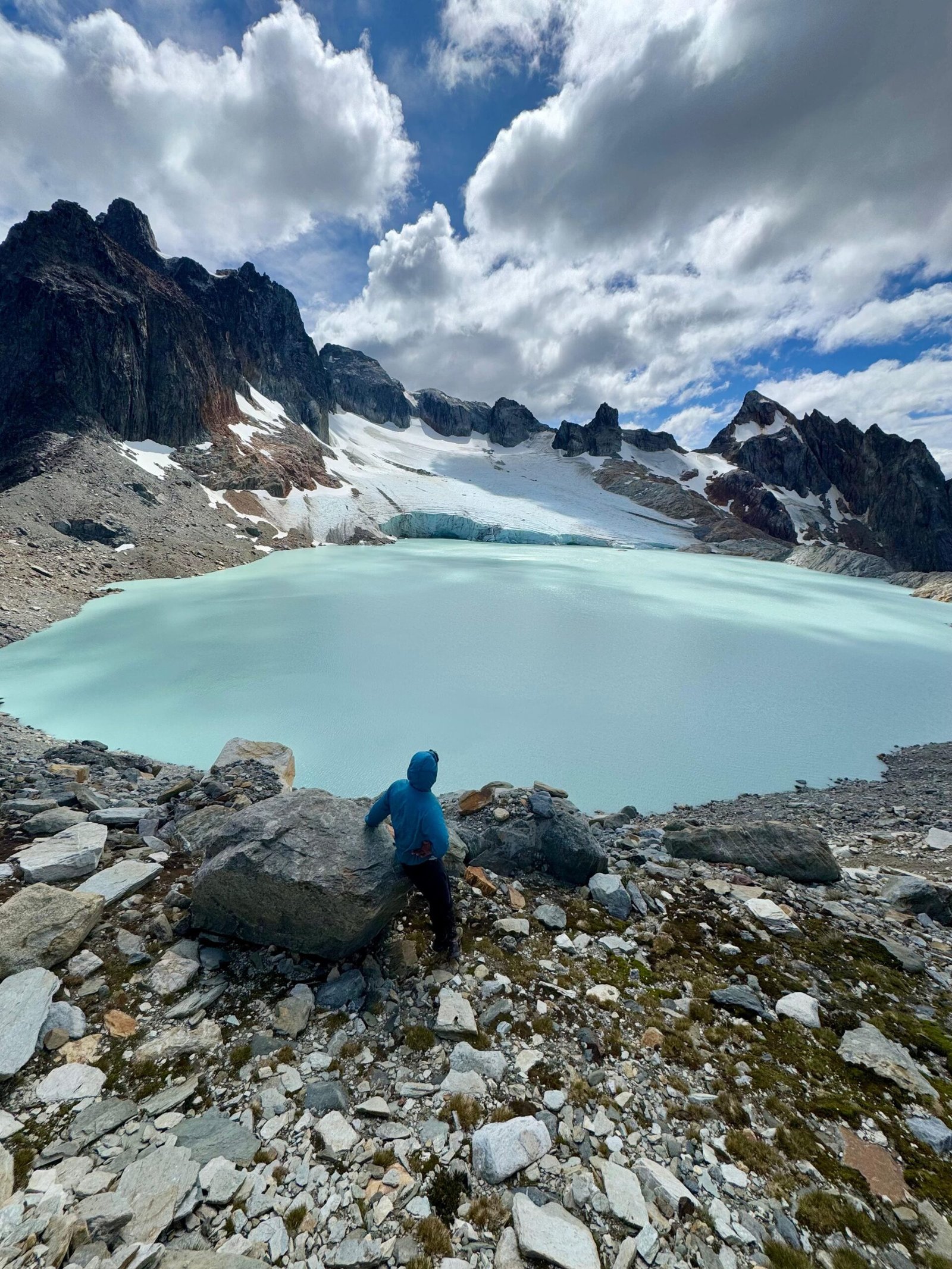 Persona contemplando la laguna del Glaciar Ojo del Albino en Ushuaia