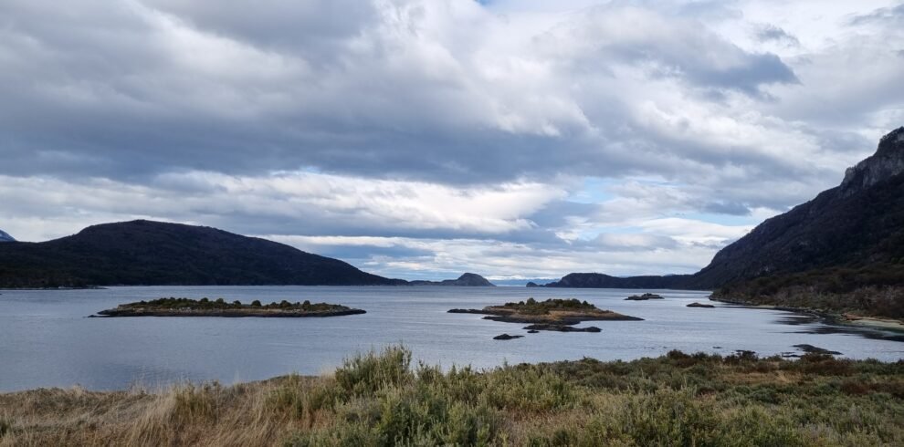 Vista panorámica de Bahía Lapataia en el Parque Nacional Tierra del Fuego, Ushuaia, rodeada de montañas y bosques patagónicos.