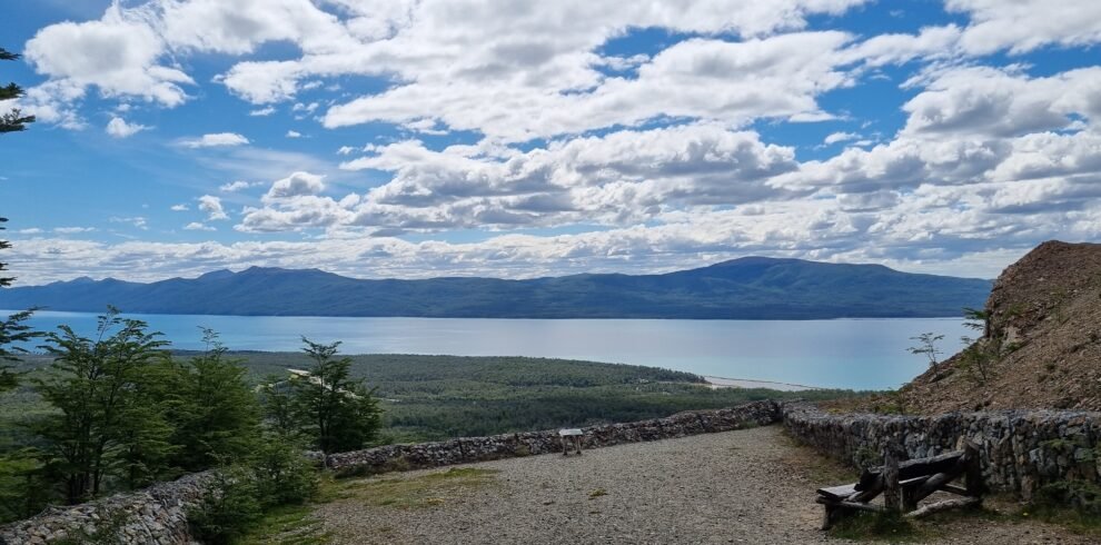 Vista panorámica del Lago Fagnano desde el mirador del Cerro Jeujepén, en la Reserva Provincial de Uso Múltiple Río Valdez, Tolhuin.