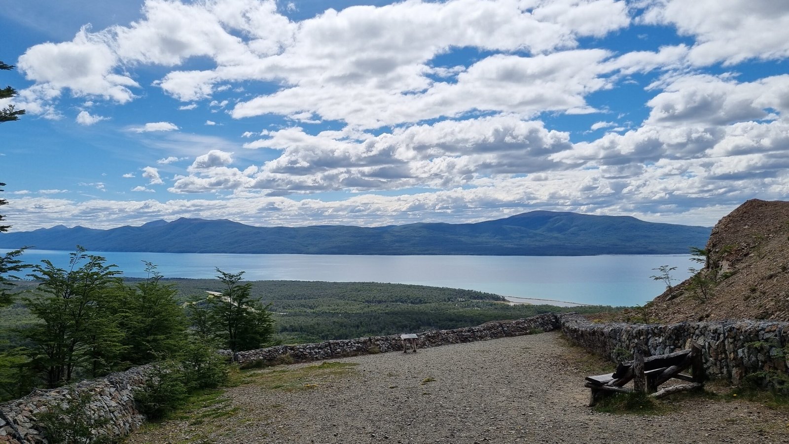 Vista panorámica del Lago Fagnano desde el mirador del Cerro Jeujepén, en la Reserva Provincial de Uso Múltiple Río Valdez, Tolhuin.