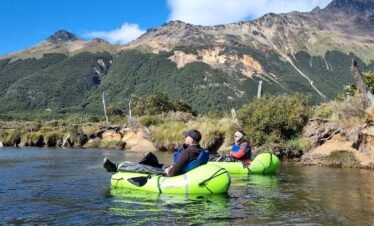 Personas haciendo packrafting en el Río Olivia rodeados de montañas y naturaleza en Tierra del Fuego con Xplor Turismo.