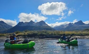 Packrafting en el Río Olivia con vista a la Cordillera de los Andes en Ushuaia – excursión guiada por Marcelo Vaca de Xplor Turismo
