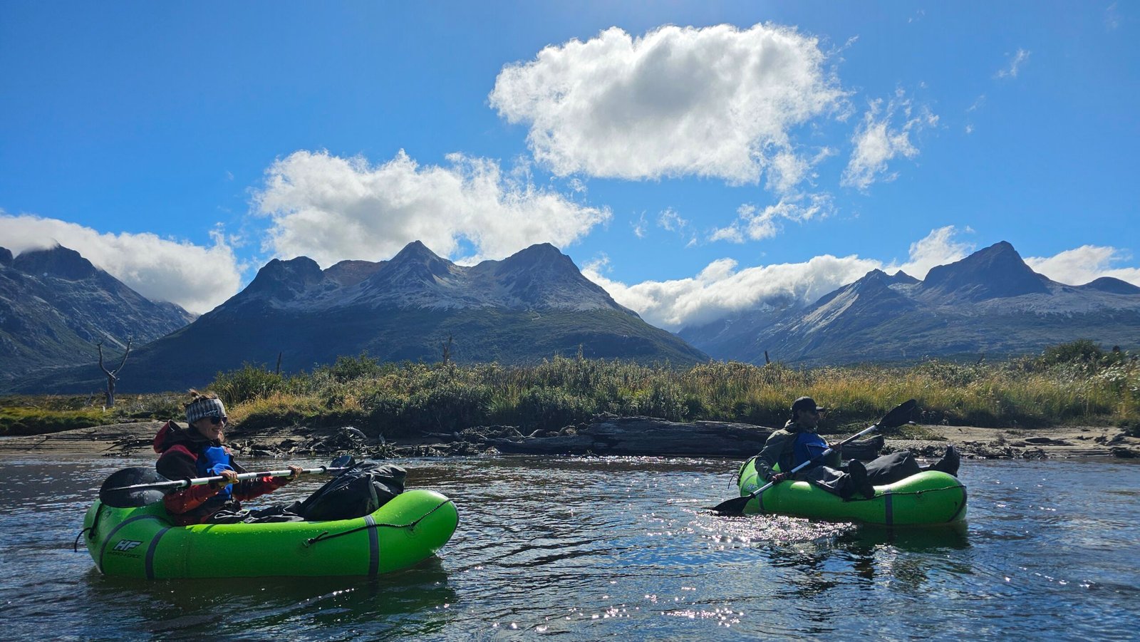 Packrafting en el Río Olivia con vista a la Cordillera de los Andes en Ushuaia – excursión guiada por Marcelo Vaca de Xplor Turismo